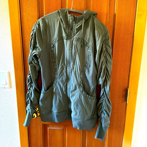 Rare reversible lululemon studio hoodie, size 10. - Picture 1 of 4